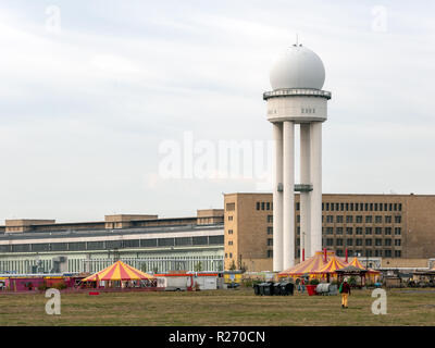 BERLIN, ALLEMAGNE - 10 octobre 2018 : PRIX CATALOGUE 117 tour radar dans les Parc de la ville Tempelhofer Feld, l'ancien aéroport de Tempelhof à Berlin, Allemagne Banque D'Images