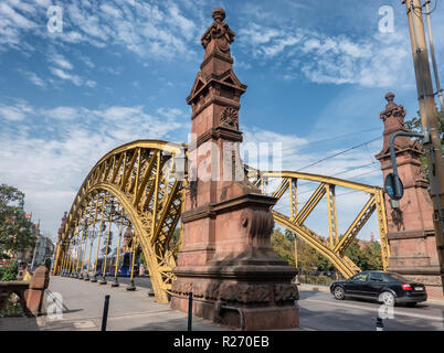 Vieux pont sur la façon de Centennial Hall in Wroclaw, Pologne Banque D'Images