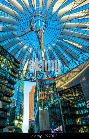 Berlin, Allemagne - 25 mai 2015 : Sony Center à Berlin au coucher du soleil avec un ciel bleu clair. L'ensemble des bâtiments de la Potsdamer Platz dans le centre de t Banque D'Images