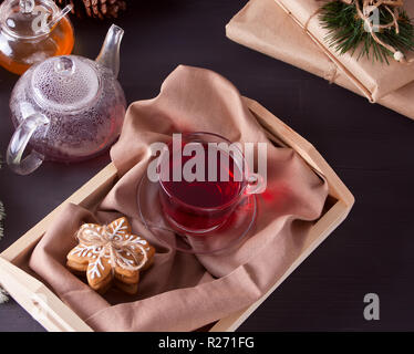 Des cookies de Noël flocons , Théière et tasse de thé sur le plateau Banque D'Images