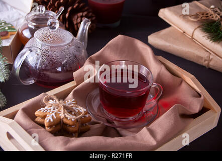 Des cookies de Noël flocons , Théière et tasse de thé sur le plateau Banque D'Images