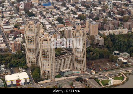 Vue aérienne d'hélicoptère de Galaxy Tours, également connu sous le nom de l'Association de condominium ou Galaxy Towers GTCA, Guttenberg, New Jersey, USA Banque D'Images