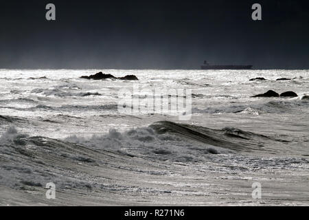 Tempête à la côte portugaise voir un navire commecial dans l'horizon Banque D'Images