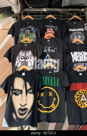 Athènes, Grèce - 29 août 2018 : T-shirts imprimés avec rock band. Marchandises de la musique pop. Banque D'Images