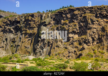 Rock formation in green Wadi Darbat, Dhofar, région de l'Oman. Banque D'Images