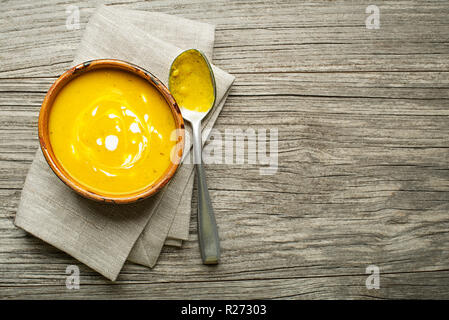 Citrouille en bonne santé et le curcuma curcuma ou soupe de crème sur fond de bois Banque D'Images