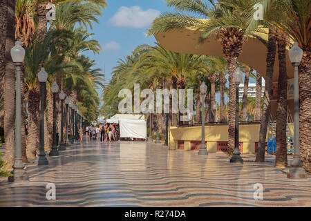 ALICANTE, Espagne - Septembre 4,2018 : Explanada de España l'un des plus populaires lane dans la ville de Alicante, Espagne avec un plancher en marbre tesser Banque D'Images