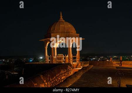 Un gazebo Khimsar Fort éclairée le soir indien chaud Banque D'Images