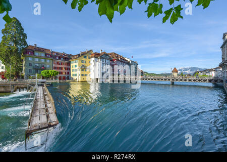 Marcher le long de la rivière Reuss. Lucerne, Suisse Banque D'Images