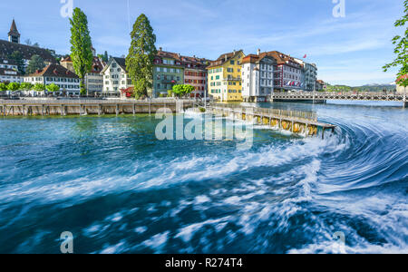 Marcher le long de la rivière Reuss. Lucerne, Suisse Banque D'Images