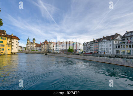 Marcher le long de la rivière Reuss. Lucerne, Suisse Banque D'Images