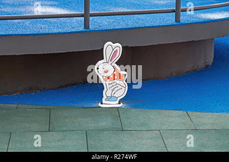 Au cours d'une étrange figure d'un lièvre ou un lapin dans un parc de jeux pour enfants. L'inscription dit - j'aime les rayons de soleil Banque D'Images