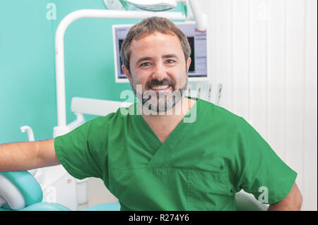 Smiling caucasian male doctor looking at camera en studio, une dentiste personne, modèle publié Banque D'Images