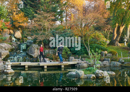 Les touristes dans le Jardin de Kyoto, Holland Park, West London UK Banque D'Images