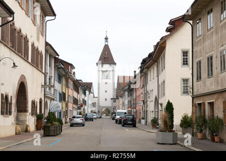 Schaffhausen, SH / Suisse - le 10 novembre 2018 : village historique de Schaffhausen presque complètement vide sur un début de week-end matin de repères et Banque D'Images