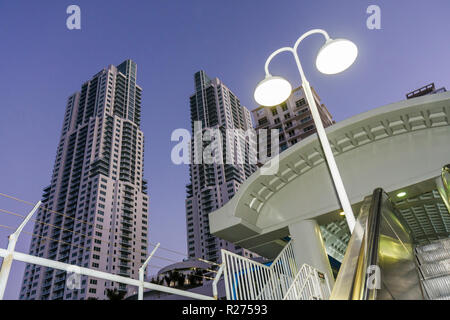 Miami Florida, centre-ville, Metromover Station, Free People Mover, système de train, transports en commun, plate-forme, lampe, escalier roulant, gratte-ciel gratte-ciel Banque D'Images