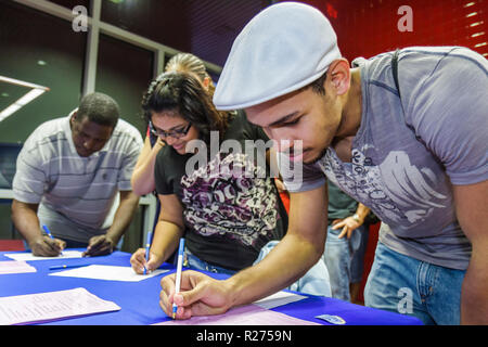 Miami Beach Florida,Miami Dade College,campus,maison ouverte,maisons,éducation,inscription,étudiants Noir homme hommes, femme femmes, écriture, Banque D'Images