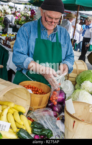 Miami Florida,Legion Park,Upper Eastside Green Market,Farmer's,Farmers Market,fournisseur vendeurs stall stands stand marché, acheteur achetant sellin Banque D'Images