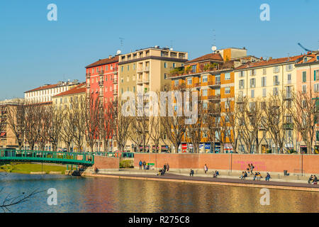 MILAN, ITALIE, JANVIER - 2018 - Vue en perspective l'ancien style élégant appartement bord de bâtiments du quartier Navigli à Milan city. Banque D'Images