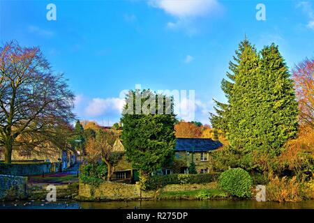 La fin de la capture d'un après-midi ensoleillé d'automne dans la région de Ashford sur l'eau, une belle et pittoresque village, dans le Livre blanc du Derbyshire Peaks. Banque D'Images