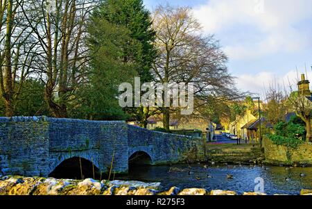 La fin de la capture d'un après-midi ensoleillé d'automne dans la région de Ashford sur l'eau, une belle et pittoresque village, dans le Livre blanc du Derbyshire Peaks. Banque D'Images