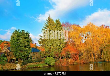 La fin de la capture d'un après-midi ensoleillé d'automne dans la région de Ashford sur l'eau, une belle et pittoresque village, dans le Livre blanc du Derbyshire Peaks. Banque D'Images