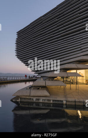 La nouvelle conception de V&A Museum sur le bord de l'eau régénérée Dundee a déjà dépassé les 100 000 Visiteur de passage de moins de 2 mois d'ouverture, Dundee Ecosse UK Banque D'Images