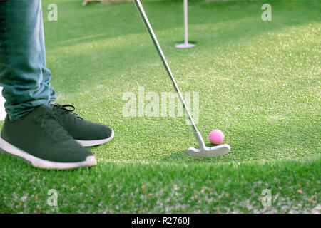 Balle de golf et club de golf sur gazon artificiel. Banque D'Images