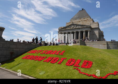 Horizontal image de 'ils doivent croître non vieux" énoncées dans le fil rouge vif coquelicots sur colline au-dessous la pierre imposant Lieu de culte du souvenir. Banque D'Images