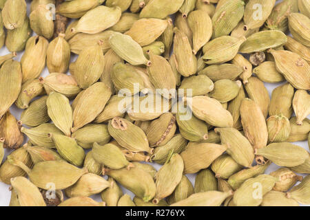 Pile de la cardamome verte, cardamome ou fond cardamum (fruits secs de l'Elettaria cardamomum) Banque D'Images