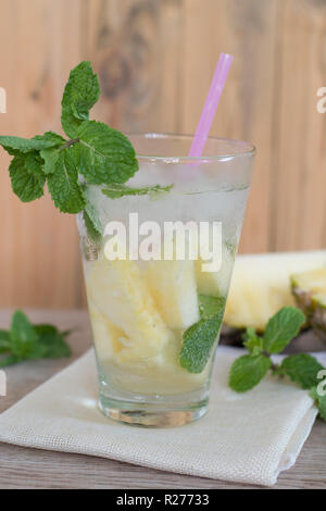 Ananas soda limonade rafraîchissante des boissons gazeuses ou des boissons avec de la glace dans un grand verre clair sur fond de bois Banque D'Images