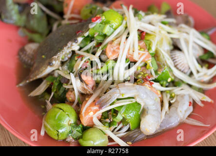 Des plats populaires thaï, salade de papaye épicée avec des fruits de mer. Banque D'Images