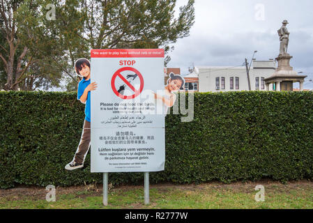 Une connexion multilingue Parc du souvenir dans la banlieue de Sydney, Nouvelle-Galles du Sud Amay avertissement contre l'alimentation des oiseaux indigènes chapelure Banque D'Images