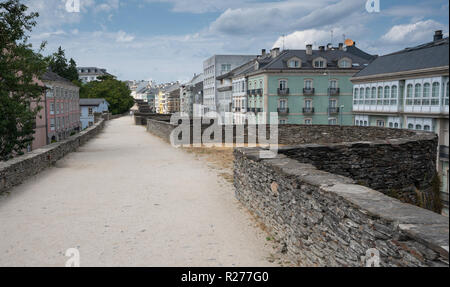 Vue panoramique au cours d'une promenade sur le mur de la ville de Lugo, Galice, Espagne Banque D'Images