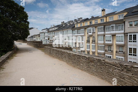 Vue panoramique au cours d'une promenade sur le mur de la ville de Lugo, Galice, Espagne Banque D'Images