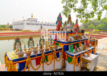 Lieu de naissance de Bouddha à Lumbini et offrandes bouddhiste près de l'étang sacré. Capturé au Népal, printemps 2018 Banque D'Images