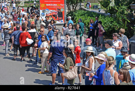 De file d'attente de l'autobus de touristes visite de la ville de Barcelone, Catalogne square, Barcelone, Espagne Banque D'Images