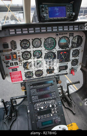 Des commandes du poste de pilotage de Bell 206L-3 long hélicoptère exploité par FLYNYON Rangers, Kearny, New Jersey, USA Banque D'Images