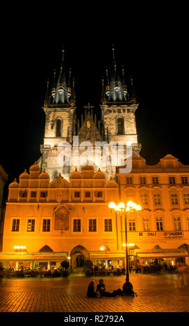 République tchèque, Prague. 20 août 2015. L'église Tyn à la lumière des lanternes le soir. Situé sur la place de la vieille ville de Prague, la paroisse principale chu Banque D'Images