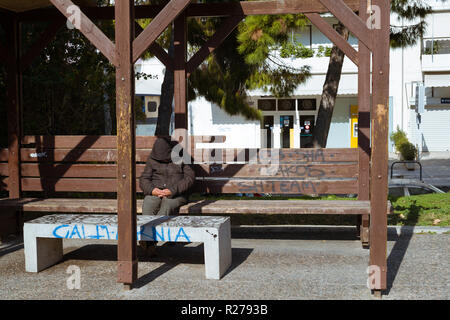 L'homme de dormir sur le banc, Kallithea Grèce Banque D'Images