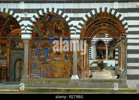 La Bulgarie, RILA - avril 27, 2018 : fresques sous les arcades du monastère de Rila. Est a été fondé par saint Ivan de Rila (John). Banque D'Images