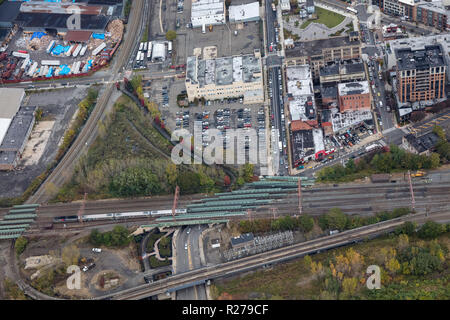 Vue aérienne d'hélicoptère de ligne de chemin de fer entre Hoboken et Jersey City, New Jersey, USA Banque D'Images