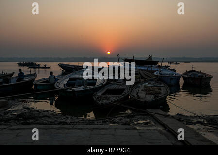 Bateaux le long de la rivière du Gange à Varanasi, Inde Banque D'Images