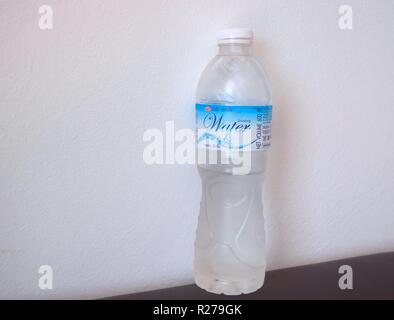 L'eau potable bouteille plastique avec une étiquette. Banque D'Images