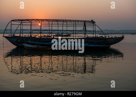 Bateaux le long de la rivière du Gange à Varanasi, Inde Banque D'Images