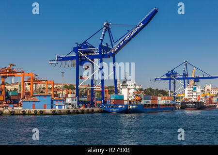 Istanbul, Turquie, le 29 avril 2013 : Avis de Haydarpasa Terminal à conteneurs, montrant les grues et les navires porte-conteneurs. Banque D'Images