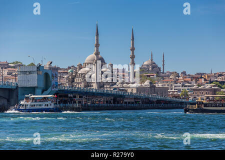 Istanbul, Turquie, 28 mai 2013 : Avis de la nouvelle mosquée (Yeni Camii) à travers la corne d'or, avec le pont de Galata à l'avant. Banque D'Images
