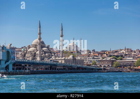 Istanbul, Turquie, 28 mai 2013 : Avis de la nouvelle mosquée (Yeni Camii) à travers la corne d'or, avec le pont de Galata à l'avant. Banque D'Images