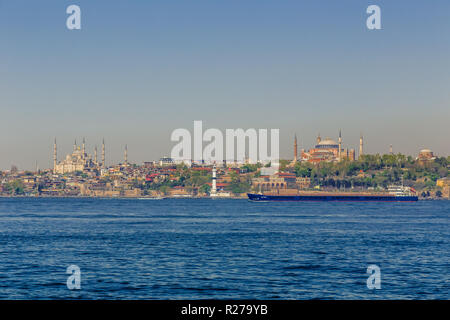 Istanbul, Turquie, le 9 avril 2013 : vue sur la Mosquée Bleue et Sainte-Sophie (Aya Sofia), à travers le Bosphore. Banque D'Images