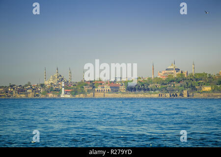 Istanbul, Turquie, le 9 avril 2013 : vue sur la Mosquée Bleue et Sainte-Sophie (Aya Sofia), à travers le Bosphore. Banque D'Images